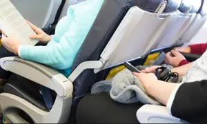 Bị cấm bay vì không cho khách ngồi trước ngả lưng