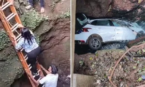 Ôtô rơi xuống hẻm nước sâu, hai vợ chồng thoát chết